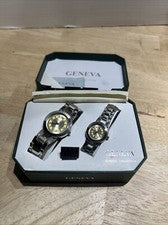 Relojes de colección Geneva Classic Collection para hombre y mujer, en caja original (dañada).