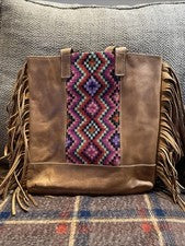 Cartera de cuero con flecos para mujer diseño tejido