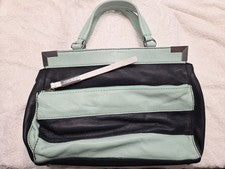 Cartera de cuero para mujer B Makowsky estilo azul marino verde menta rayas detalles blancos