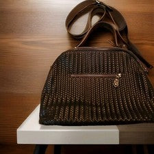 Cartera Giorgia Milani tejida negra con bandolera y asa