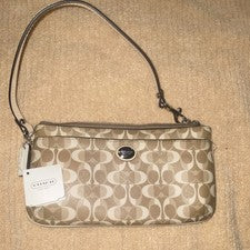 Muñequera Coach color caqui claro con logotipo tostado con cremallera para mujer Peyton