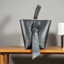 Bolso de mano para mujer de cuero italiano de diseñador - negro Aida