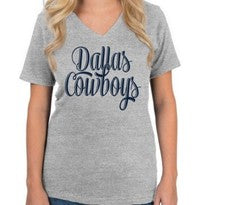 Camisa para mujer Dallas Cowboys "CRIA" gris manga corta, cuello en V X-grande