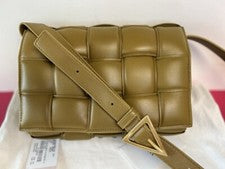 BOTTEGA VENETA Cassette Mediano Acolchado, Cuero Taupe, Bandolera Nueva, $4900