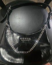 Bolso de hombro para mujer GUESS negro charol cadena acento logotipo Y2K