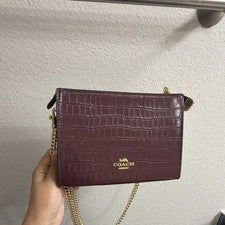 Bolso de hombro Coach para mujer con correa de cadena dorada borgoña