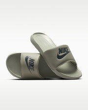 Zapatillas NIKE Victori One Slide (talla UK 9 EUR 44) verdes (niebla de abeto/negro)
