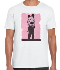 CAMISETA BANKSY KISSING POLICEMEN PARA HOMBRE GENIAL DISEÑADOR DE MODA CAMISETA UNISEX