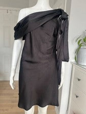 Vestido de mujer In The Style negro satinado escote asimétrico talla UK14 nuevo con etiquetas