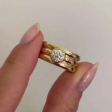Anillo de compromiso de tres filas de diamantes redondos de 2 quilates acabado en oro amarillo de 14 quilates talla 49-6