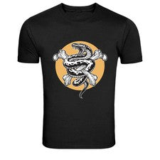 Camiseta gráfica estilo tatuaje calavera serpiente y huesos