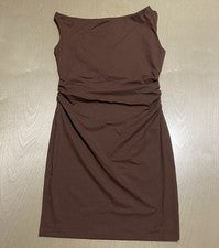 Mini vestido de verano ceñido al cuerpo con hombros descubiertos talla mediana Queen de moda para mujer en marrón