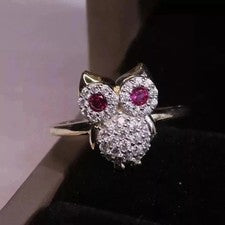 Anillo enchapado en oro blanco de 14 k con forma de búho y rubí creado en laboratorio de corte redondo de 1,75 quilates