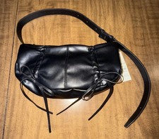 Bolso de hombro HOBO negro plano con cordón tamaño mediano No Boundaries para mujer