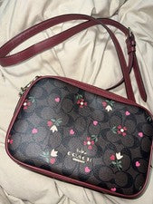 Bandolera COACH Jes en lona exclusiva con estampado de pétalos de corazón C7617 marrón múltiple