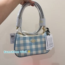 NUEVO CON ETIQUETAS COACH Teri Bolso de Hombro Estampado de Guinga y Dije CES65 Dorado/Azul Multi