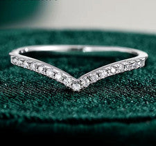 Anillo Moissanita Plata de Ley 925 Banda Media Eternidad Wishbone Brillante Chevron