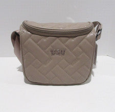 Bolsa de almuerzo aislada Guess color topo Kelce logotipo bordado de viaje nueva con etiquetas