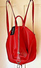 MOCHILA NUEVA CON ETIQUETAS BOZANA Cuero Italiano Rojo Berlín Se convierte en Bolso de Mano Hecho en Italia