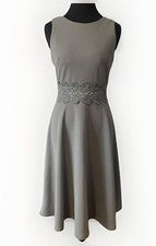Nuevo con etiquetas Vestido Homeyee Moda Para Mujer Calce y Acampanado Pequeño Gris Sin Mangas Encaje Cintura