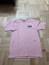 Camiseta Stussy Guam Logo Cuello Redondo Rosa Estampado Gráfico Para Hombre Mediana **ETIQUETA DE CORTE**