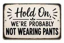 Divertido letrero de bienvenida Hold On Probablemente no usemos pantalones decoración rústica 12x8