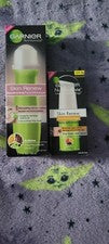 Masajeador facial Garnier Skin Renew + crema de ojos anti daño solar