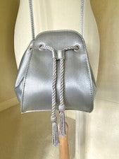 Bolso sin asas de hombro para mujer NEXT pequeño gris plateado borla satinada borde NUEVO