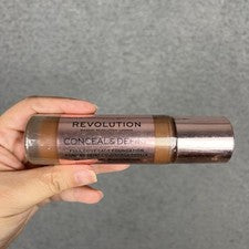 Base Makeup Revolution Beauty Conceal and Definer cobertura completa F16 Nueva