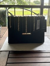 Cartera de mano para mujer ALDO. Mango negro más correa. Cadena de joyería de oro.