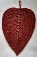 Colgante de Pared Hoja de Macramé Hecho a Mano Pluma Decoración del Hogar 26 Cm Rojo Ladrillo.