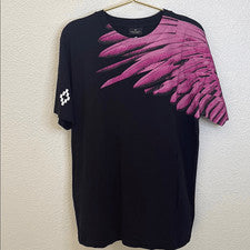 Camiseta negra Marcelo Burlon con diseño de ala rosa