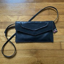 Bolso sin asas Sondra Roberts para mujer sobre de cuero negro bandolera nuevo con etiquetas