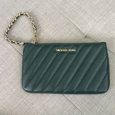 Muñequera Michael Kors para mujer de cuero acolchado verde cadena dorada cremallera