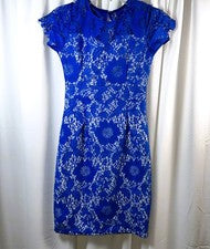 Nuevo con etiquetas Minivestido de encaje azul real y blanco de moda Doneli para mujer talla mediana