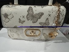 Muy Lindo Y Elegante, Monedero ALDO Con Lindo Colgante Flor/Color Blanco y Dorado
