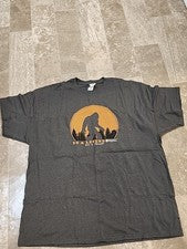 Camiseta Hildan Heavy Cotton Be A Legend Talla 2XL ~ Gris ~ Diseño Bigfoot