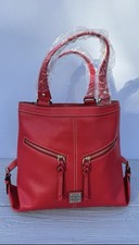 Bolso de cuero rojo Sara pequeño grano guijarro Dooney & Bourke para mujer