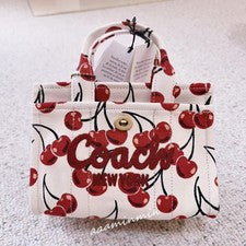 NUEVO CON ETIQUETAS COACH Bolsos de Mano para Mujer Bolso de Mano Carga 20 con Estampado de Cereza CZ104