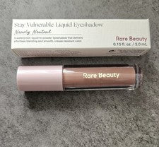 Sombra de ojos líquida impermeable Rare Beauty casi neutra Stay Vulnerable .10 OZ NUEVA EN CAJA