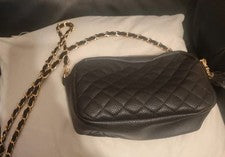 Bolso negro con correa dorada y negra nuevo