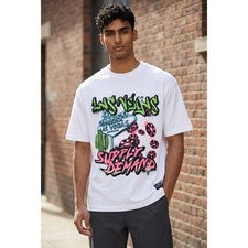#019 Camiseta Gráfica Supply & Demand NYC Las Vegas Blanca Para Hombre Pequeña SUM17365 NUEVA CON ETIQUETAS