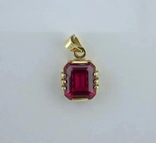Colgante solitario de corte esmeralda de 3 quilates con rubí rojo creado en laboratorio enchapado en oro amarillo de 14