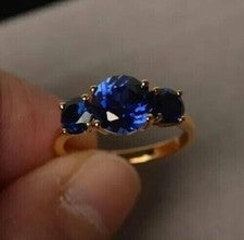 Anillo de compromiso para mujer con zafiro azul creado de corte redondo de 2 quilates de oro amarillo de 14 quilates