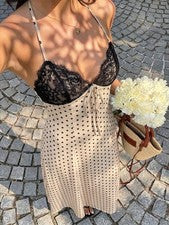 Elegante maxivestido negro con estampado de lunares y cuello halter