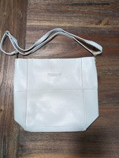 Bolso de cuero sintético gris pera roscado correa ajustable herrajes dorados