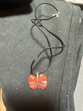 Collar de plata de ley y cuero de 16" con colgante de mariposa de jade rojo