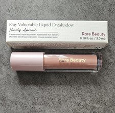 Sombra de ojos líquida impermeable rara belleza casi albaricoque permanece vulnerable .10 oz nueva en caja