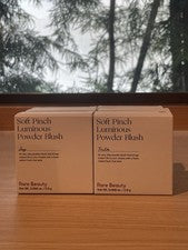 Rubor en polvo luminoso suave pellizco RARO BEAUTY ~ Elige tu tono ~ Nuevo en caja