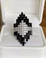 Anillo de boda de diamantes negros creado en laboratorio corte baguette de 3,90 quilates enchapado en oro blanco de 14 q
